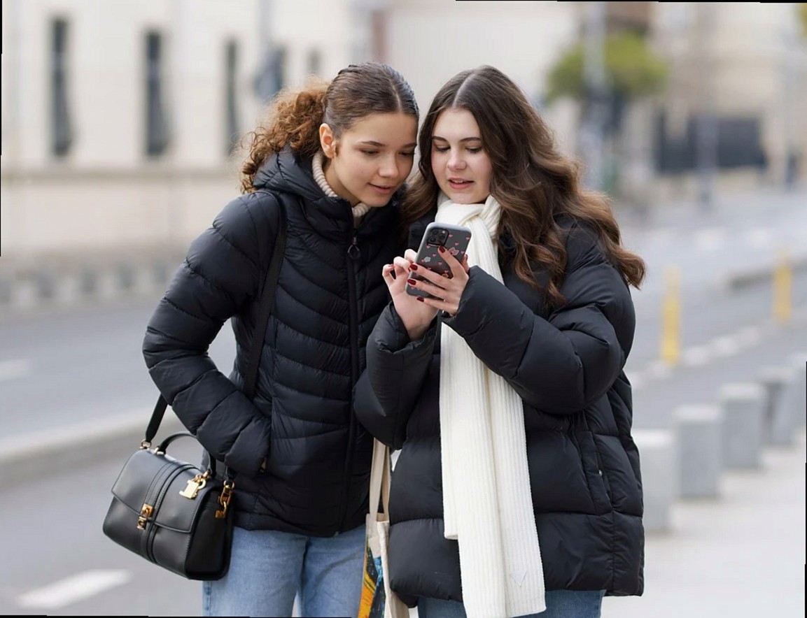 women, beauty, outdoors, casual, looking, smartphone, sidewalk, winter, urban, lifestyle, portrait, friends, girls, toge